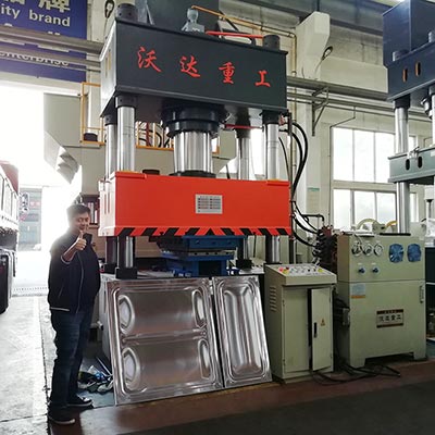 不(bú)鏽鋼(gāng)水箱闆拉(lā)伸液壓機_400噸拉伸機(jī)